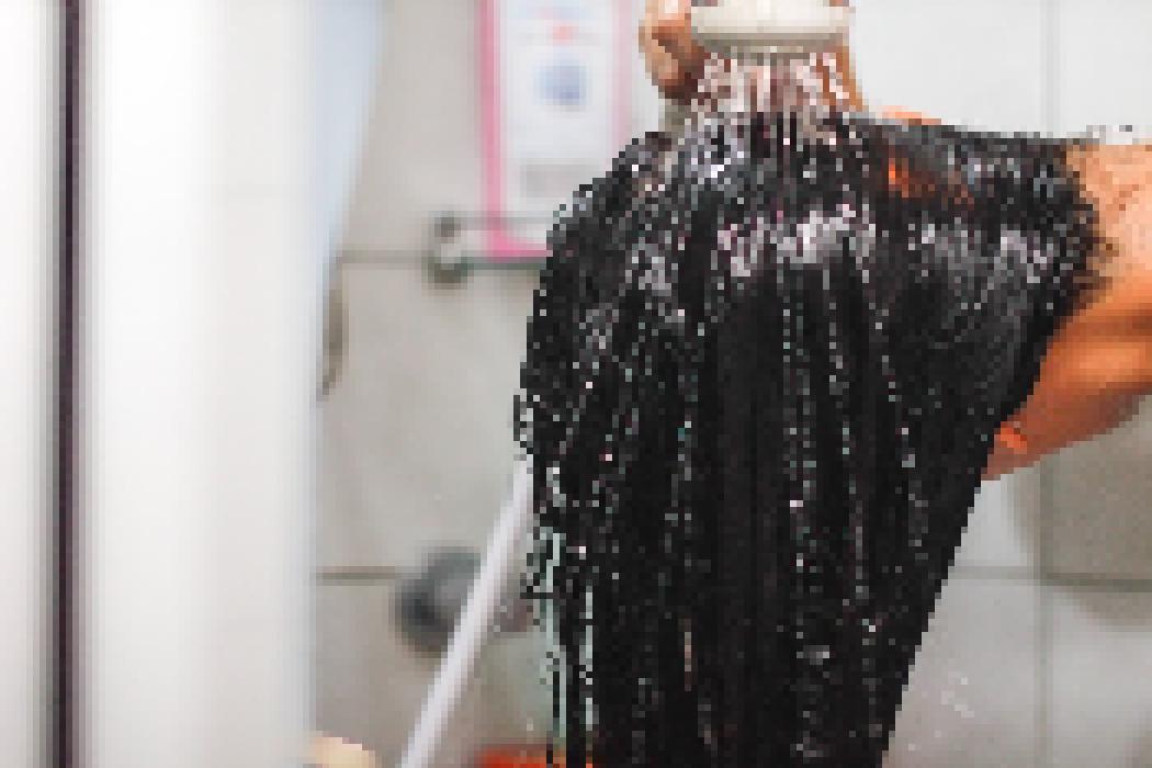 اكتشفي فوائد الماء البارد المذهلة للشعر