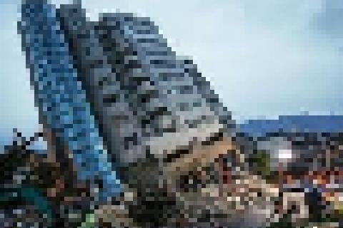 إندونيسيا تبدأ دفن ضحايا الزلزال في مقابر جماعية