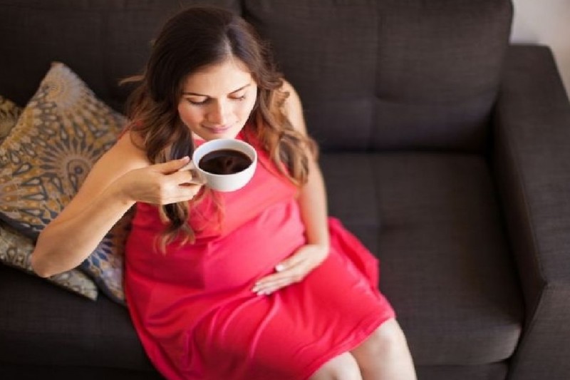 دراسة جديدة: تناول الكافيين أثناء الحمل يتسبب في زيادة وزن الطفل